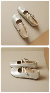 Gros plan sur des ballerines Mary Jane dorées avec double bride et design de faux tabi