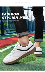 Vista de detalle de zapatillas de cuero blanco para hombre con suela de goma en césped