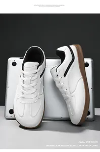 Primer plano de zapatillas de cuero blanco estilo alemán con puntera ancha clásica