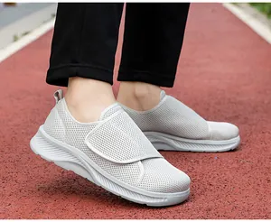 Gros plan de chaussures de marche en mesh gris léger avec bande velcro sur une piste