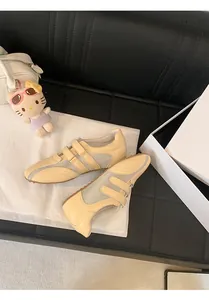 Primo piano di sneakers da balletto beige in mesh traspirante con cinturini in velcro