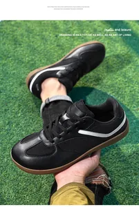 Zapatos deportivos de cuero negro y malla con punta ancha en hierba