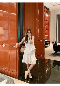 Modella a figura intera che indossa sneakers in mesh con zeppa in un interno di lusso.