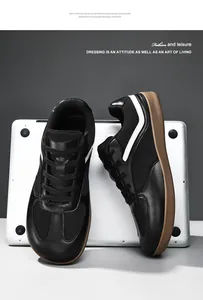 Primer plano detallado de zapatillas de entrenamiento de cuero negro sobre laptop