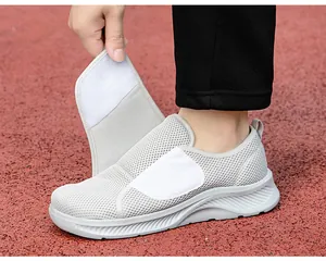 Détail de chaussure de marche en maille grise avec sangle auto-agrippante réglable