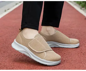 Vue détaillée de chaussures de marche en maille respirante beige pour hommes sur piste.