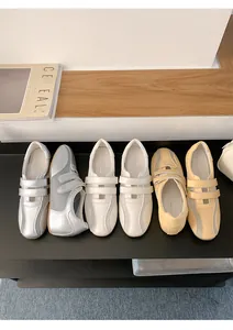 Scarpe sportive stile ballerina con rete traspirante e cinturini a strappo per donna.