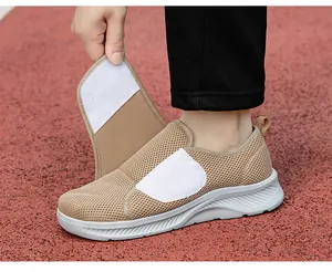 Vue détaillée des chaussures de marche légères en maille beige pour hommes avec bande élastique.