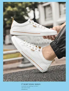 Gros plan de baskets décontractées en cuir blanc pour hommes avec panneaux perforés