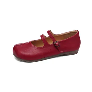 Élégantes ballerines Mary Jane rouges avec bout fendu et une bride à boucle métal.