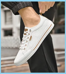 Détail de baskets décontractées blanches perforées pour hommes avec accents en cuir