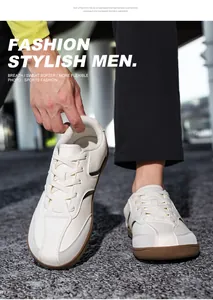 Primo piano di scarpe bianche in pelle tipo German Army con suola in gomma marrone