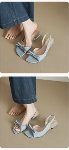 Λεπτομέρεια από γαλάζια πέδιλα slingback γαλλικού στυλ με φιόγκο και λεπτό τακούνι