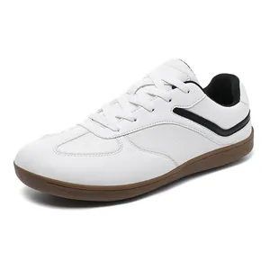 Zapatillas GAT de cuero blanco para hombre con suela de goma marrón y detalles negros