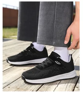 Primo piano di scarpe da passeggio traspiranti da uomo con suole morbide su un ponte di legno