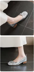 Detaillierte Ansicht der silbernen Ballerinas mit Glitzerkappe und Schleifendetail