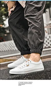 Gros plan de baskets élégantes en cuir blanc respirant pour hommes dans un cadre urbain