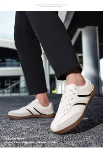 Primo piano di sneaker stile GAT in pelle bianca con strisce nere e suola in gomma