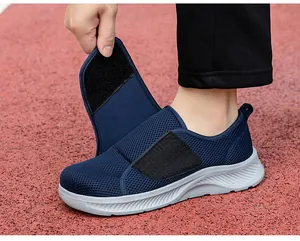 Détail de la chaussure de marche en maille marine montrant la fermeture à sangle velcro large