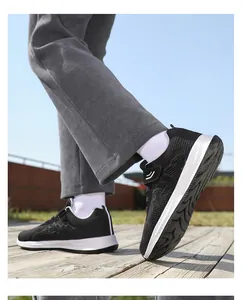 Vista laterale di scarpe da camminata nere traspiranti da uomo con suola morbida