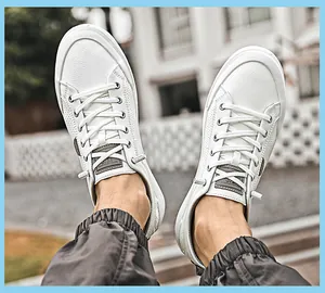 Vue détaillée de baskets blanches pour hommes avec texture perforée respirante