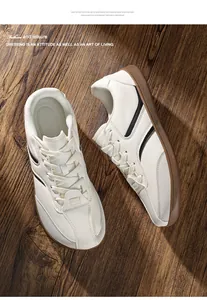 Dettaglio ravvicinato delle sneakers GAT in pelle bianca con suola in gomma marrone