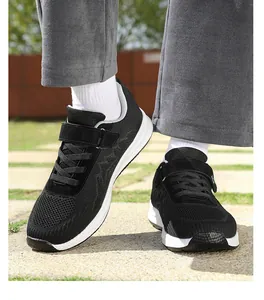 Vista dettagliata di scarpe da ginnastica nere traspiranti con suole morbide all'aperto.