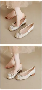 Elegante champagnerfarbene Ballerinas im französischen Stil mit Schleife und Metallkappe.