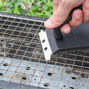 Professionele barbecue reinigingsborstel met metalen schraper en ergonomische handgreep voor buiten