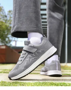 Scarpe da camminata grigie leggere da uomo con tomaia in rete traspirante e suola morbida