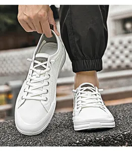 Vue détaillée de baskets décontractées blanches pour hommes avec finition texturée.