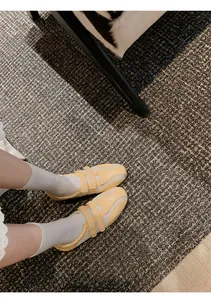 Dettaglio delle sneakers ballerina in mesh giallo traspirante con comodo design a doppia fascia.