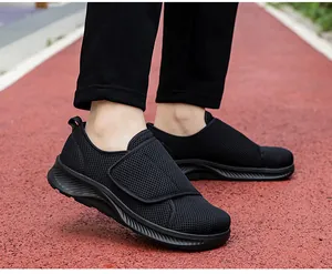 Gros plan latéral de chaussures de marche noires en maille respirante pour hommes