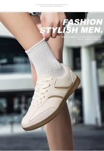 Primo piano di sneaker in pelle crema con accenti marroni in un contesto urbano