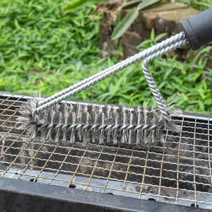 Professionelle Grillbürste mit langem Griff aus Edelstahldraht für die Reinigung im Freien
