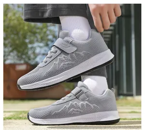 Vista dettagliata delle scarpe da passeggio grigie da uomo con mesh e cinturino a strappo.