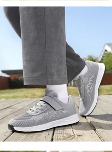 Scarpe da camminata grigie traspiranti e leggere da uomo in ambiente esterno