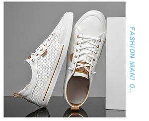 Vue détaillée des baskets blanches décontractées pour hommes avec design perforé