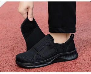 Vue détaillée montrant la sangle Velcro réglable sur ces chaussures de marche noires en maille