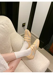 Primo piano di eleganti sneakers da balletto in rete traspirante con zeppa indossate