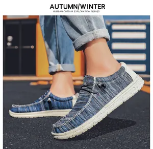 Detailansicht der atmungsaktiven blauen Slipper für Herren mit leichter Sohle.