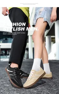 Primo piano di eleganti sneaker in pelle nera e beige su modelli all'aperto.