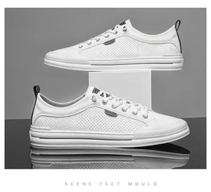 Profil latéral de baskets en cuir perforé blanc pour hommes sur un support moderne