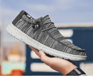 Detailansicht der atmungsaktiven grau gestrickten Herren-Loafers.
