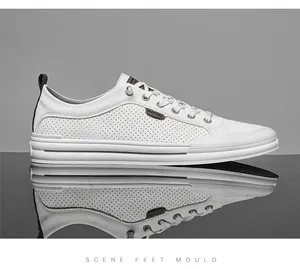 Vue latérale détaillée de baskets en cuir blanc perforé avec un reflet miroir professionnel