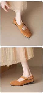 Detailansichten von eleganten braunen Mary Jane Ballerinas aus Wildleder im Retro-Stil