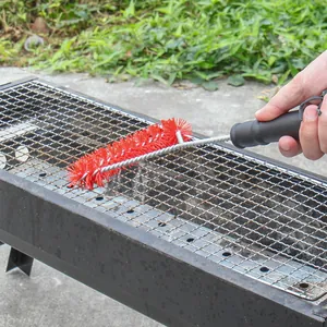 12-inch driehoekige BBQ-reinigingsborstel met rode borstelharen op een buitenbarbecue