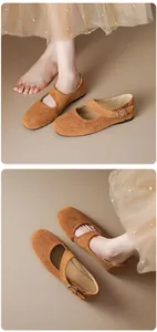 Detailansicht französischer brauner Wildleder-Mary-Jane-Ballerinas mit Riemen