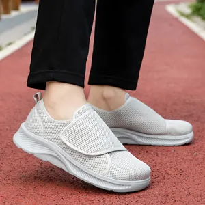 Chaussures de marche légères en maille grise respirante pour hommes avec scratch