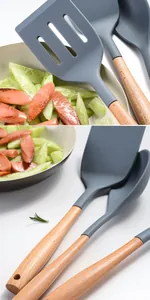 Nahaufnahme des Silikon-Küchenspatels mit ergonomischem Holzgriff und mattem Finish